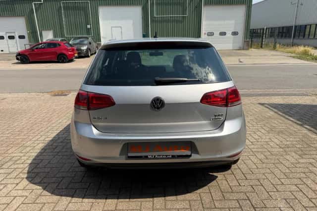 Volkswagen Golf (2016) thumbnail 4