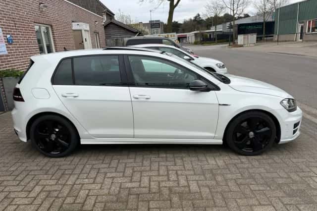 Volkswagen Golf (2015) thumbnail 2