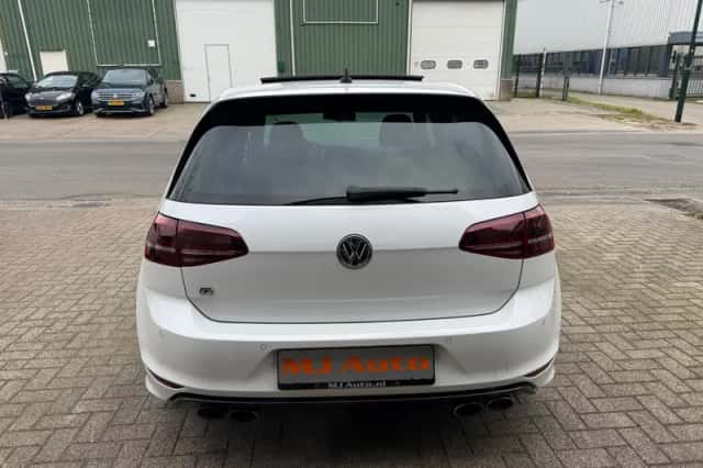 Volkswagen Golf (2015) thumbnail 4