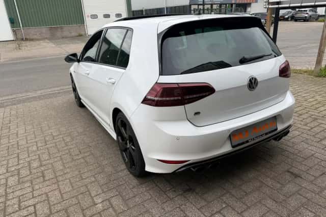 Volkswagen Golf (2015) thumbnail 5