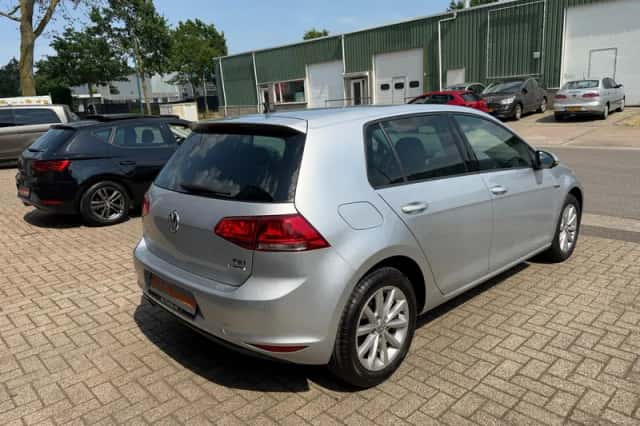 Volkswagen Golf (2016) thumbnail 3