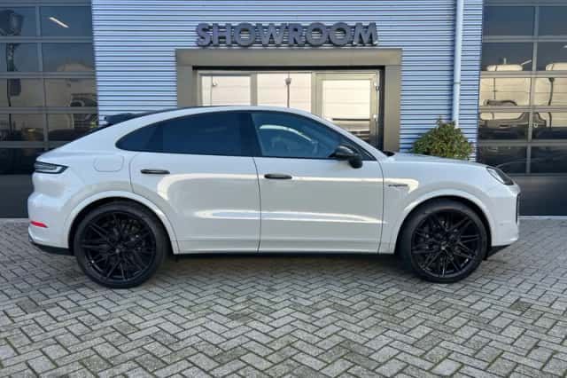 Porsche Cayenne Coupé (2024) thumbnail 4