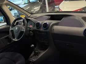 Peugeot 1007 (2005) thumbnail 9