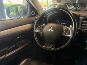 Mitsubishi Outlander (2013) thumbnail 16