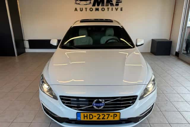 Volvo V60 (2015) thumbnail 5