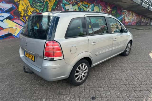 Opel Zafira (2008) thumbnail 3