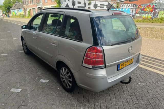 Opel Zafira (2008) thumbnail 5