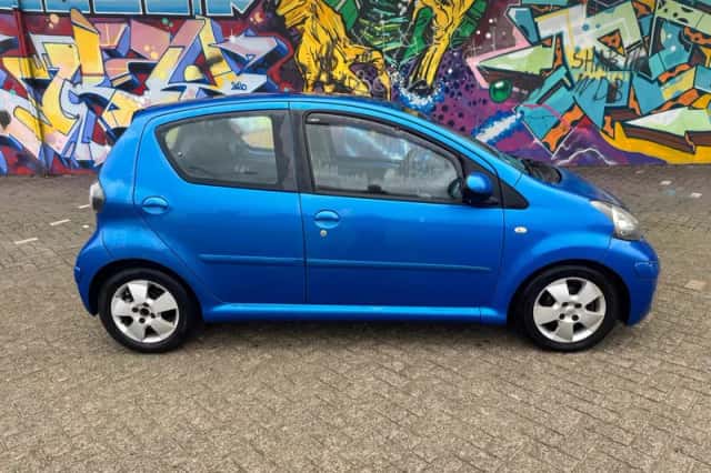 Toyota Aygo (2010) thumbnail 3