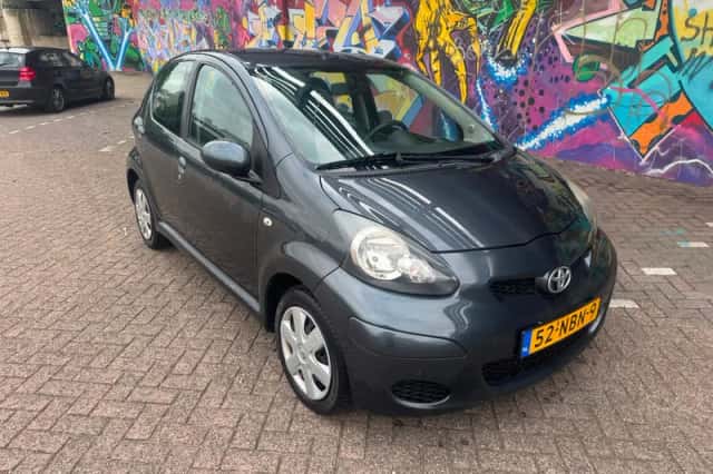 Toyota Aygo (2010) thumbnail 2
