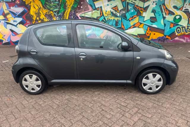 Toyota Aygo (2010) thumbnail 3