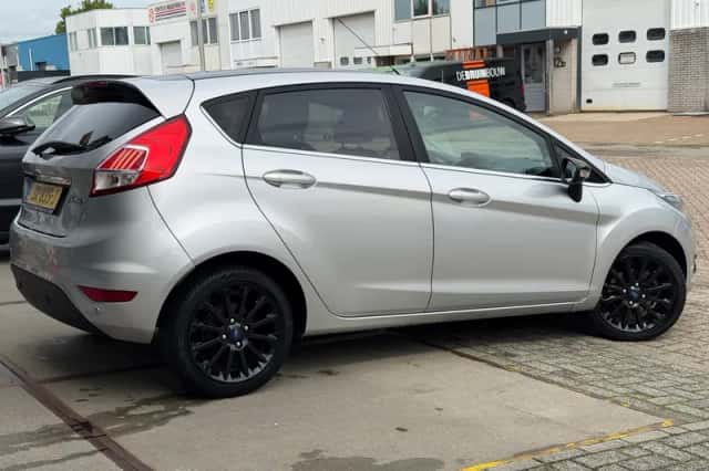 Ford Fiesta (2016) thumbnail 3