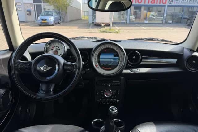 MINI Cooper (2012) thumbnail 2