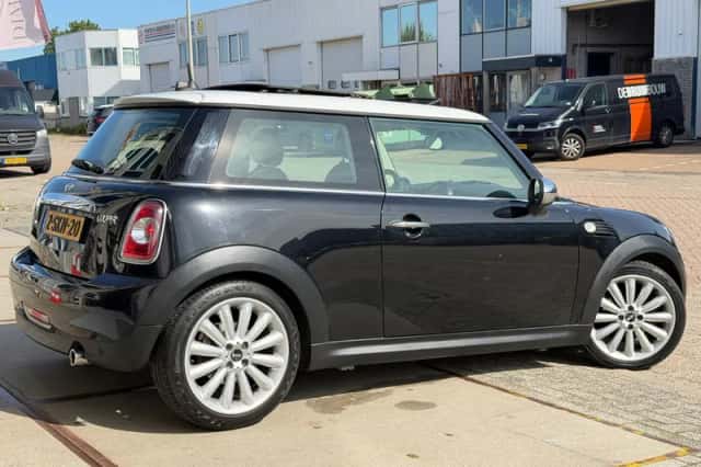 MINI Cooper (2012) thumbnail 3