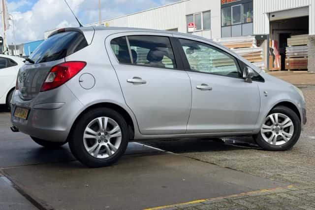 Opel Corsa (2012) thumbnail 3