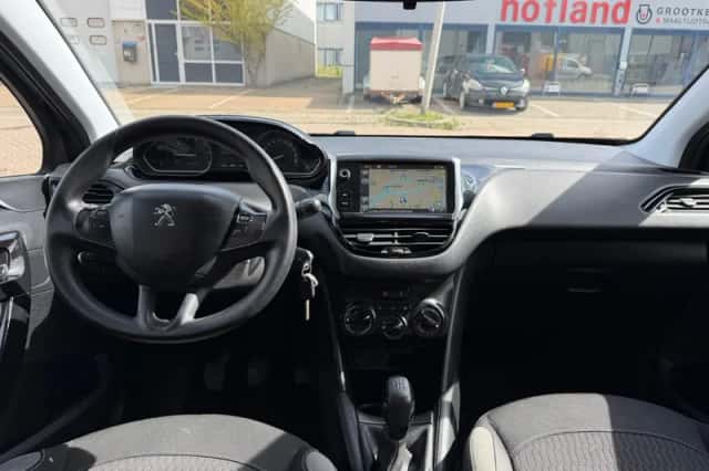 Peugeot 208 (2016) thumbnail 2