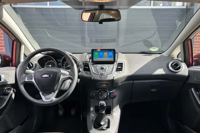Ford Fiesta (2013) thumbnail 2