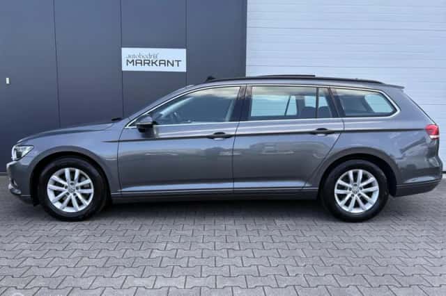 Volkswagen Passat (2015) thumbnail 2
