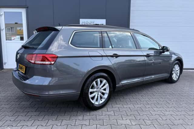 Volkswagen Passat (2015) thumbnail 3