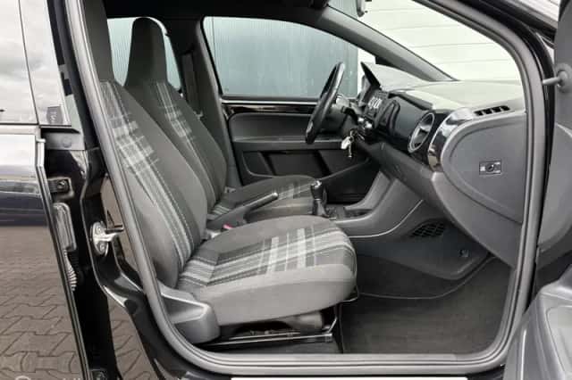 Volkswagen Up! (2015) thumbnail 6