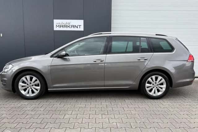 Volkswagen Golf (2016) thumbnail 2