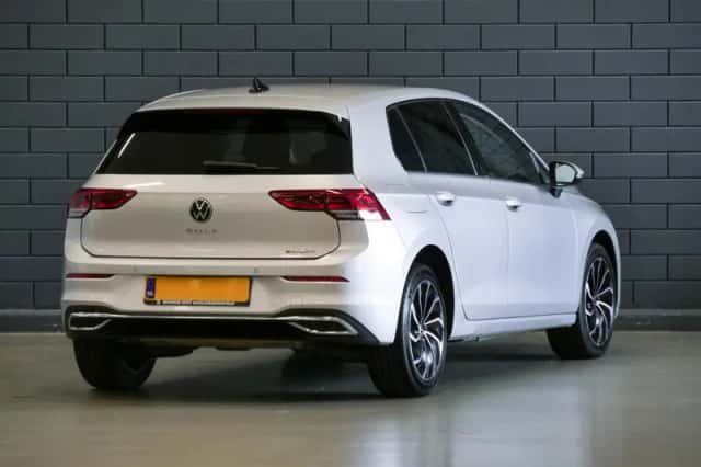 Volkswagen Golf (2022) thumbnail 2