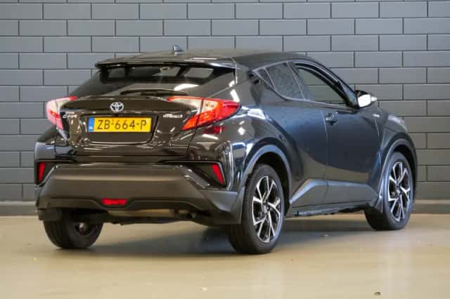 Toyota C-HR (2019) thumbnail 2