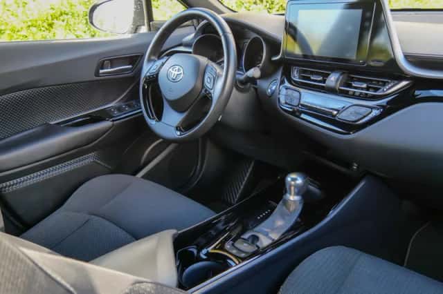 Toyota C-HR (2019) thumbnail 3