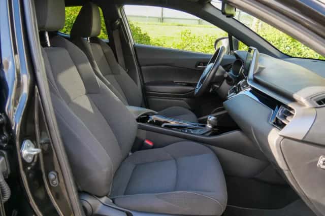 Toyota C-HR (2019) thumbnail 4
