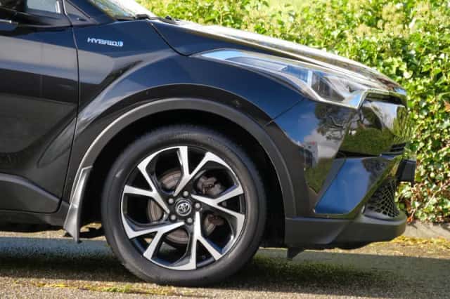 Toyota C-HR (2019) thumbnail 6