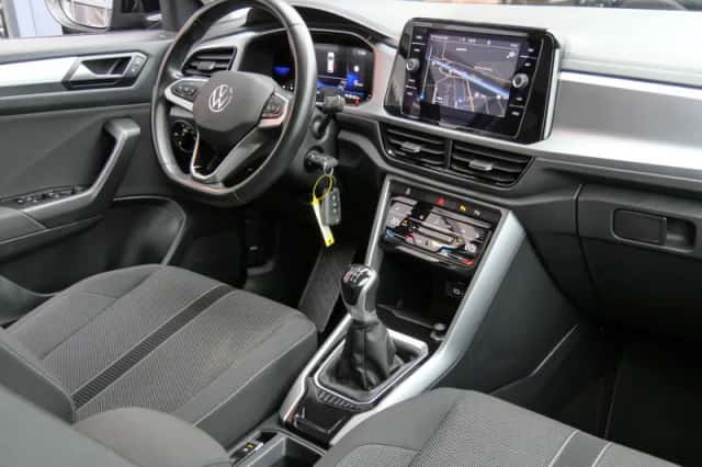 Volkswagen T-Roc (2023) thumbnail 3
