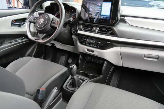 Suzuki Swift (2025) thumbnail 3