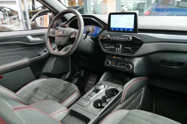 Ford Kuga (2023) thumbnail 3