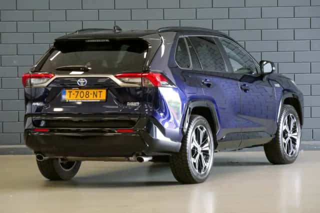 Toyota RAV4 (2023) thumbnail 2