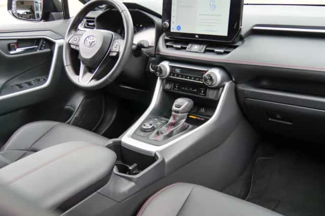 Toyota RAV4 (2023) thumbnail 3