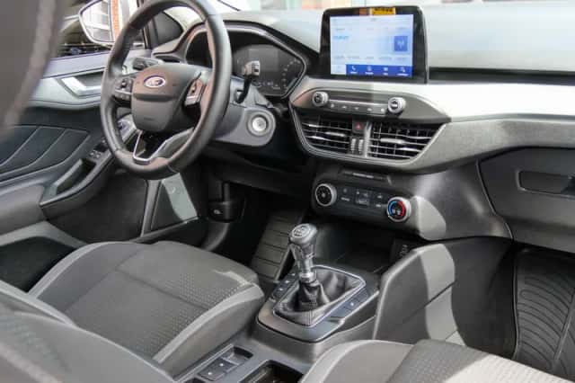 Ford Focus (2022) thumbnail 3