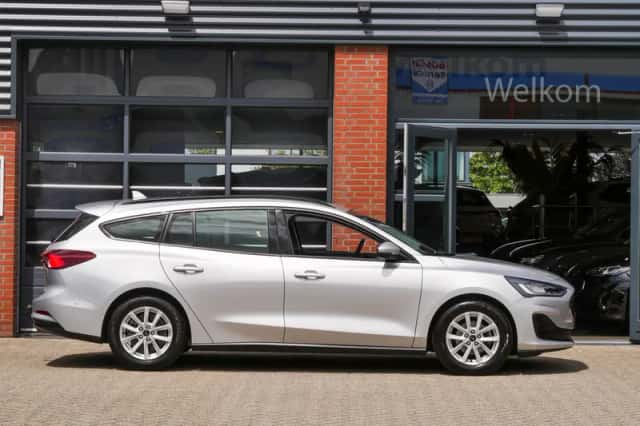 Ford Focus (2022) thumbnail 4