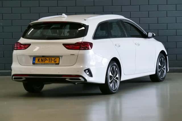 Kia Ceed Sportswagon (2023) thumbnail 2