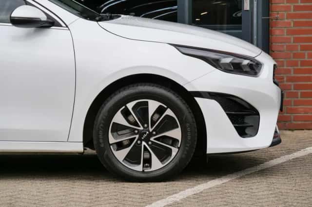 Kia Ceed Sportswagon (2023) thumbnail 6