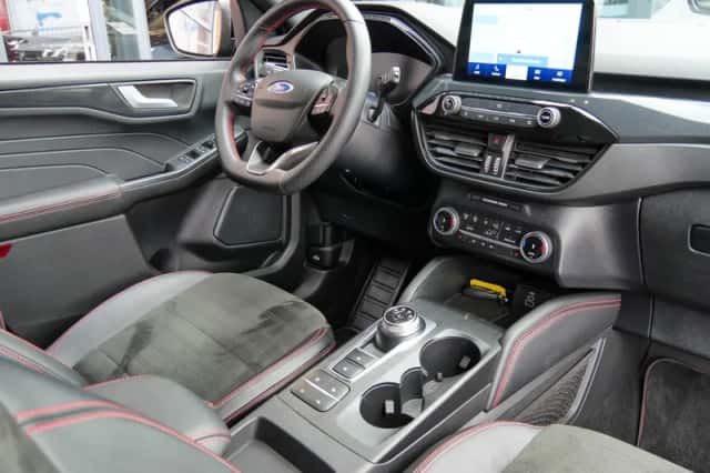 Ford Kuga (2023) thumbnail 3