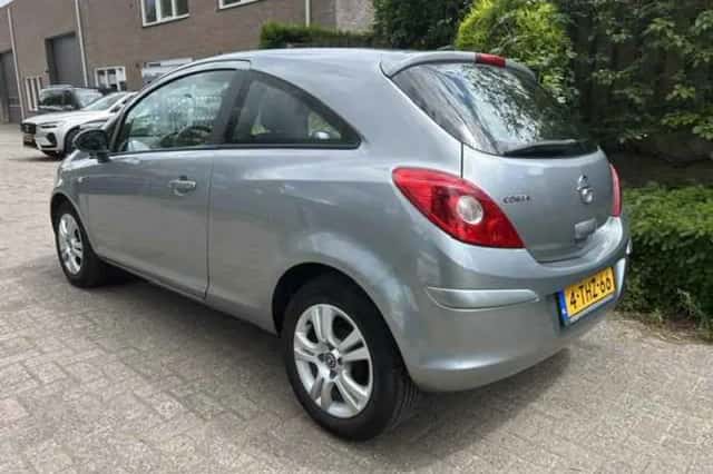 Opel Corsa (2014) thumbnail 3