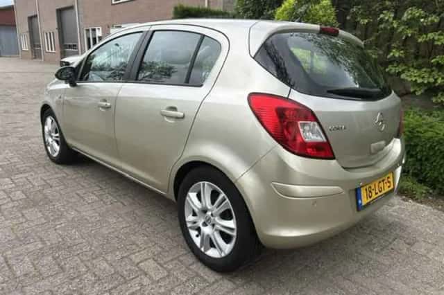 Opel Corsa (2010) thumbnail 2