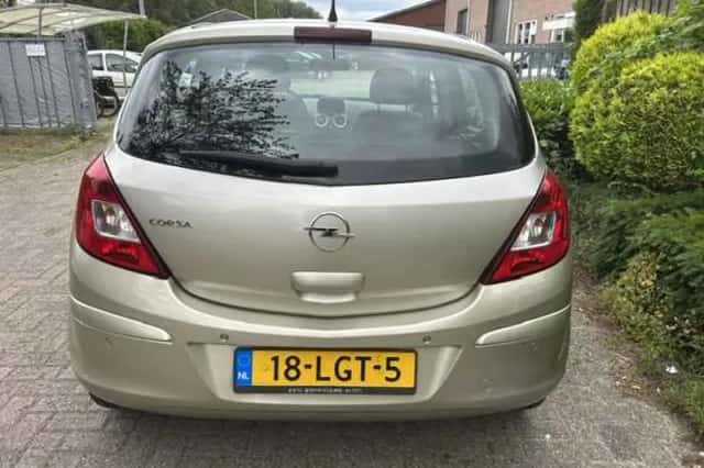 Opel Corsa (2010) thumbnail 3