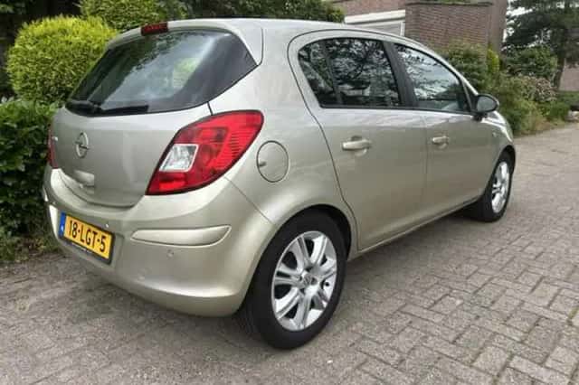 Opel Corsa (2010) thumbnail 4