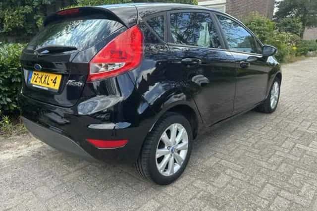 Ford Fiesta (2010) thumbnail 4