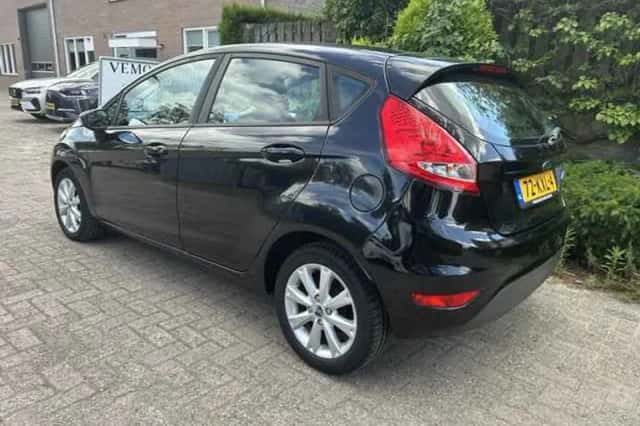 Ford Fiesta (2010) thumbnail 2