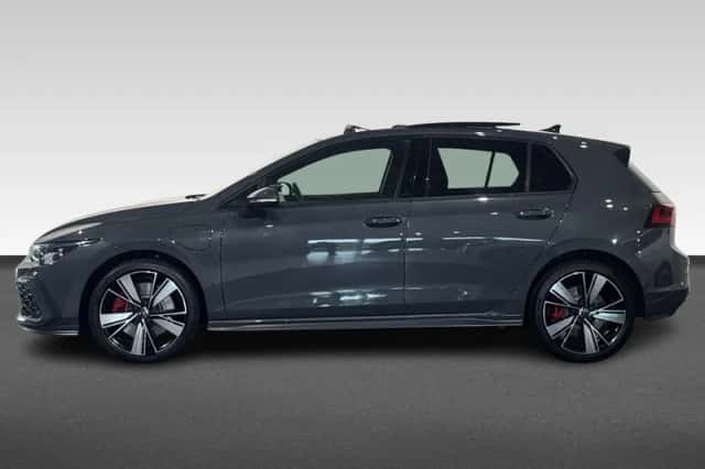 Volkswagen Golf (2022) thumbnail 2
