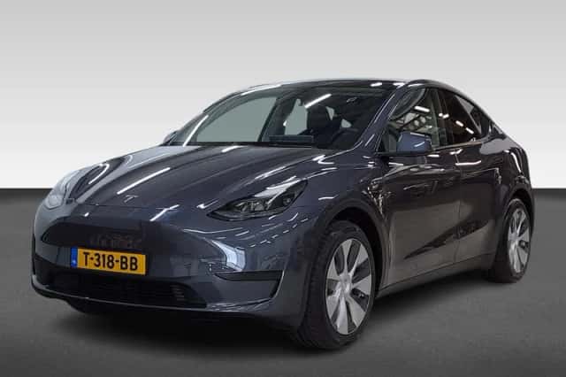 Tesla Model Y (2023) thumbnail 1