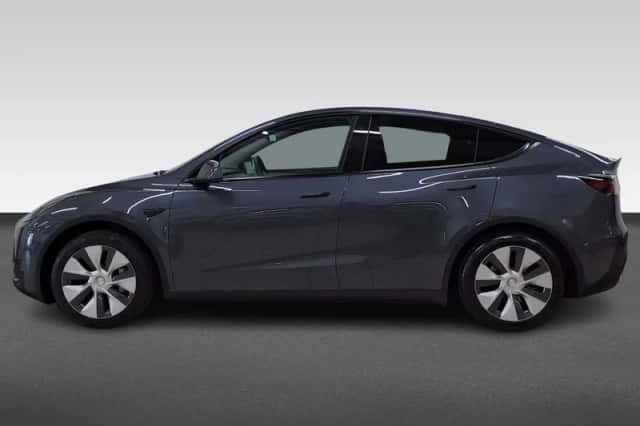 Tesla Model Y (2023) thumbnail 2