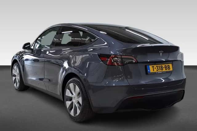 Tesla Model Y (2023) thumbnail 3