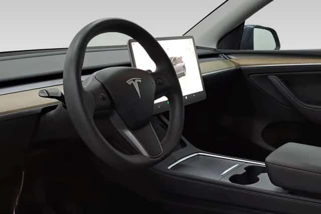 Tesla Model Y (2023) thumbnail 4